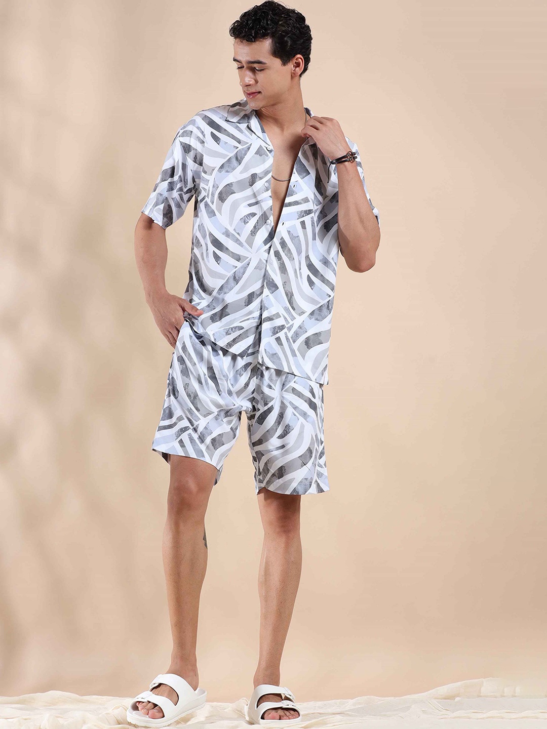 

HOUSE OF MAHNOTS Abstract Printed Shirt With Shorts, Off white