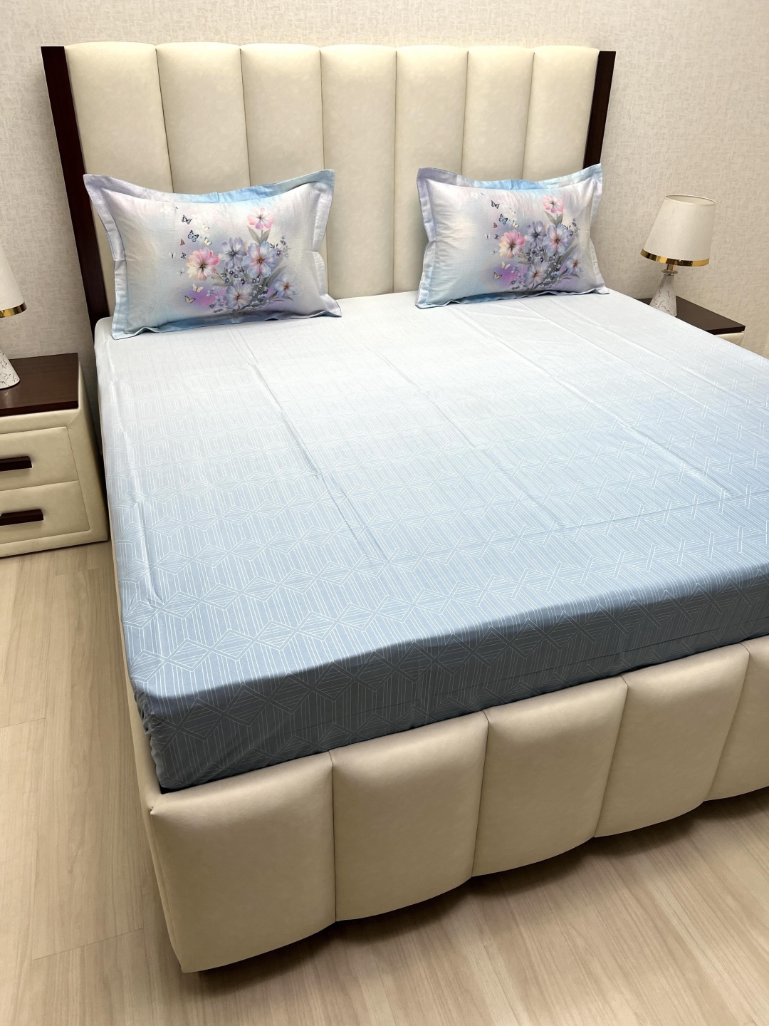

Pure Decor Royal Majestic Blue & White Geometric 600 TC King Bedsheet Set 2.74 m x 2.74 m