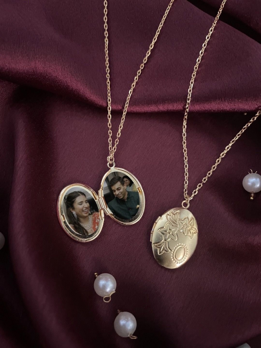 

Digital Dress Room Gold-Plated Oval Photo-Frame Pendants With Chains