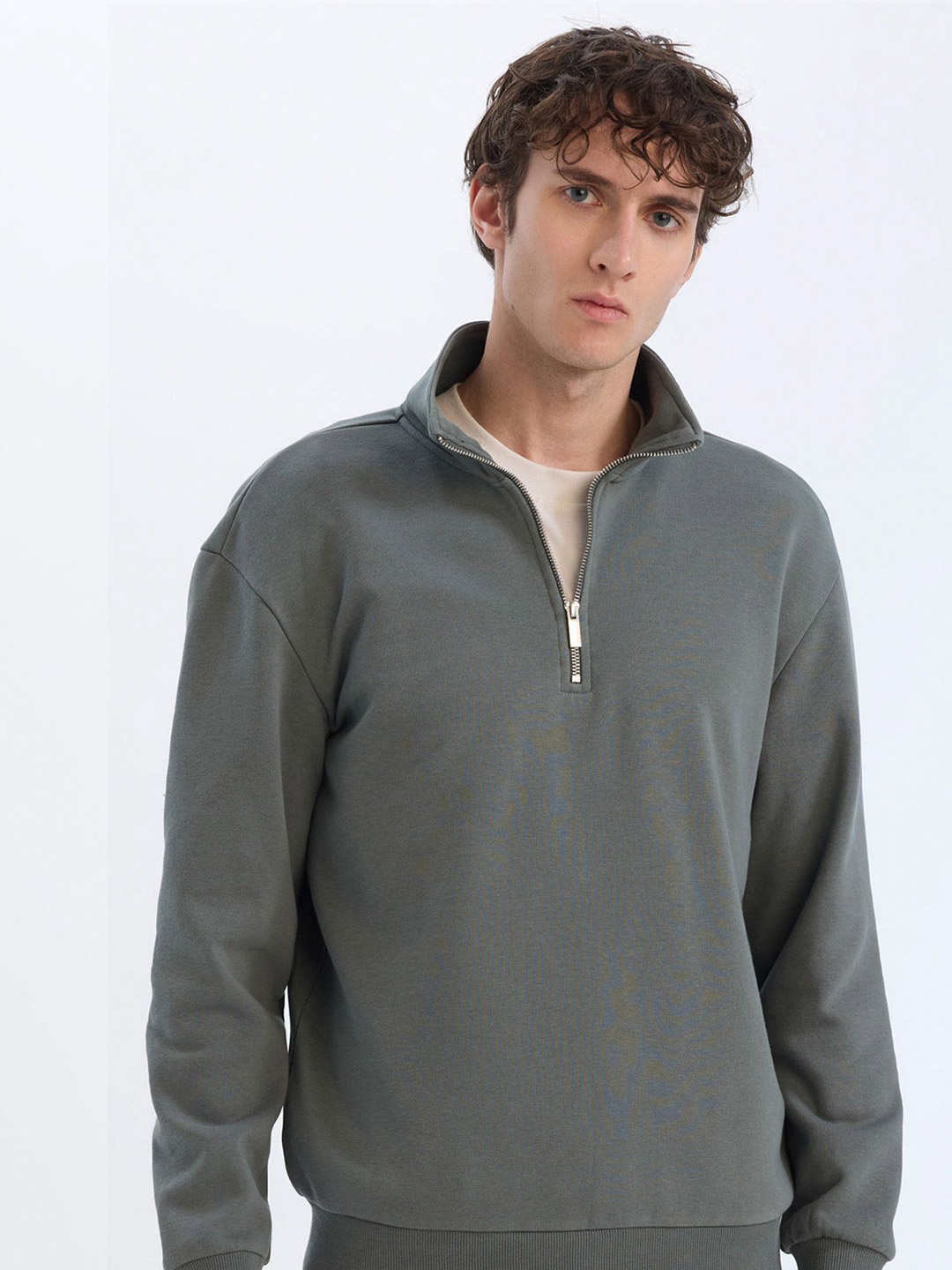 

DeFacto Men High Neck Half Zipper Pullover, Grey