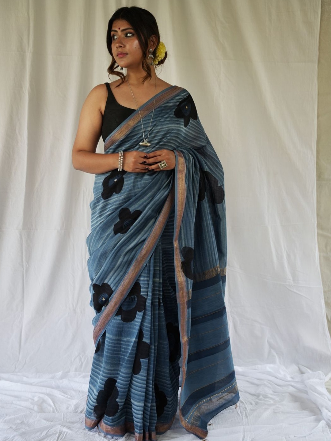 

GRAY AND GREEN Floral Printed Zari Saree, Blue