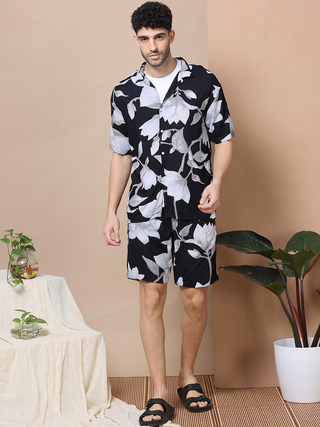 

HOUSE OF MAHNOTS Men Floral Printed Spread Collar Shirt With Shorts, Black