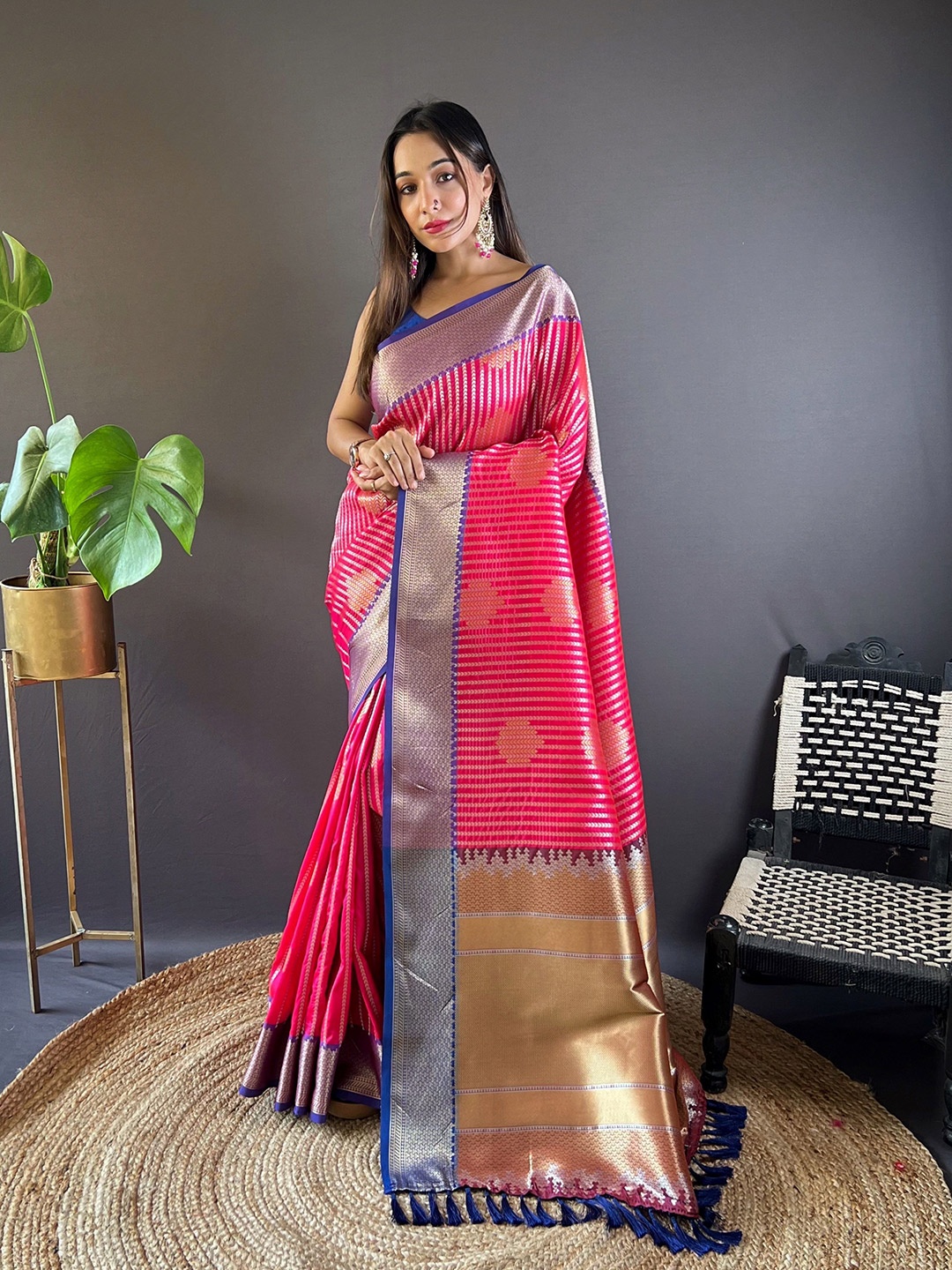 

HEER FASHION Woven Design Zari Banarasi Saree, Pink