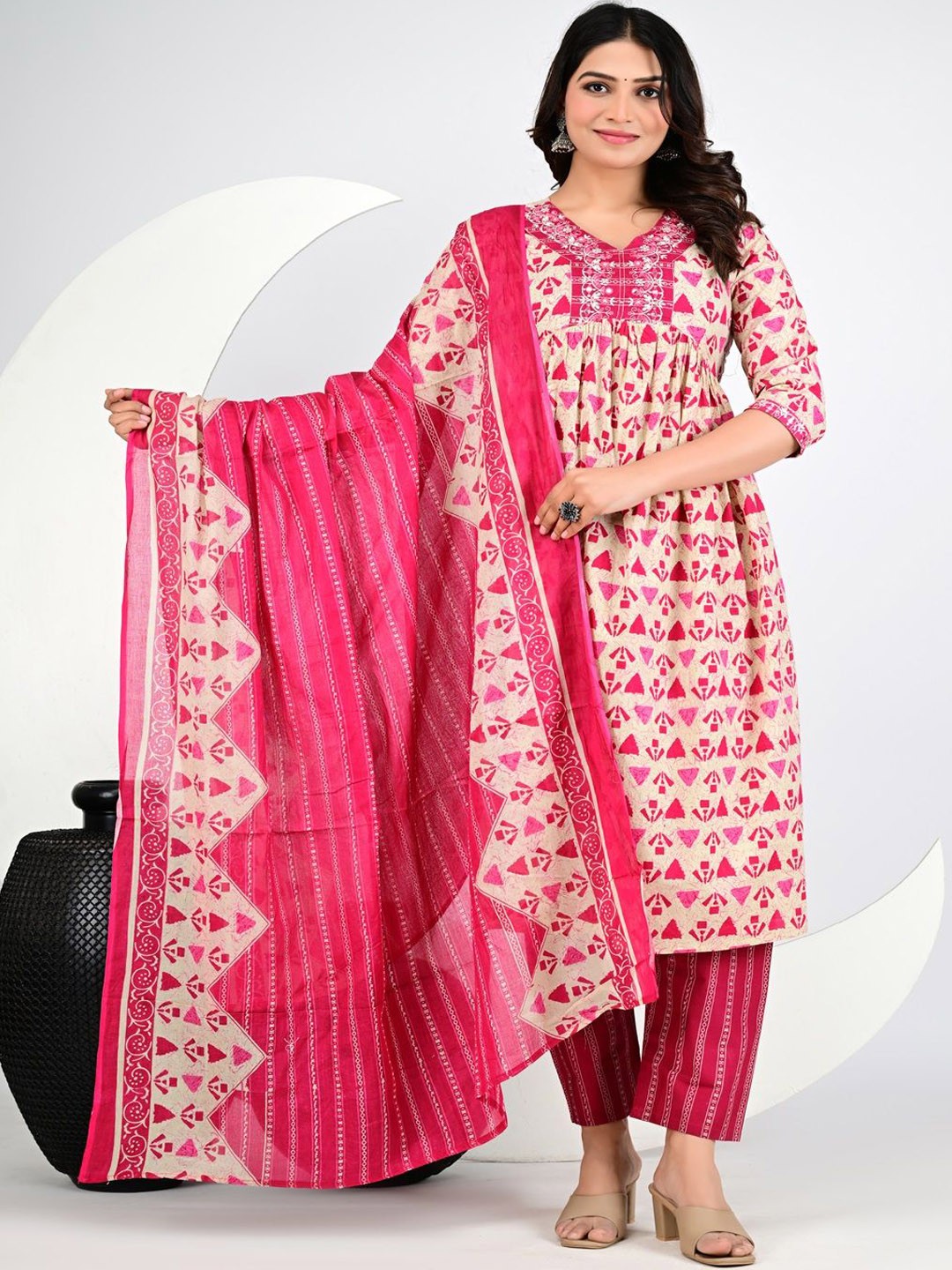

Divsy Fashion Geometric Printed V-Neck Thread Work Work Kurta With Trouser & Dupatta, Pink