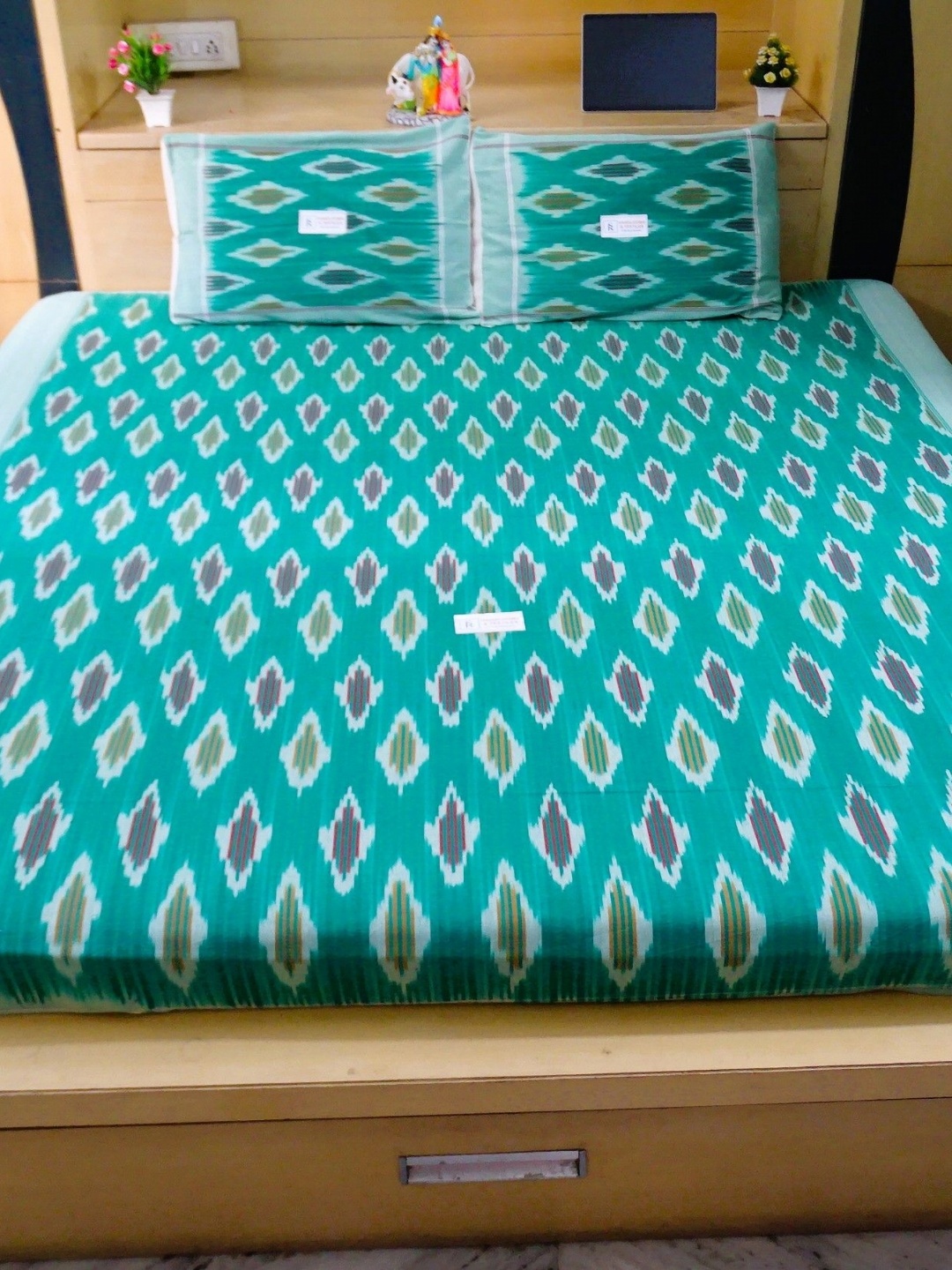 

SR HANDLOOMS AND TEXTILES Printed 250 TC Pure Cotton Queen Bedsheet Set, Green