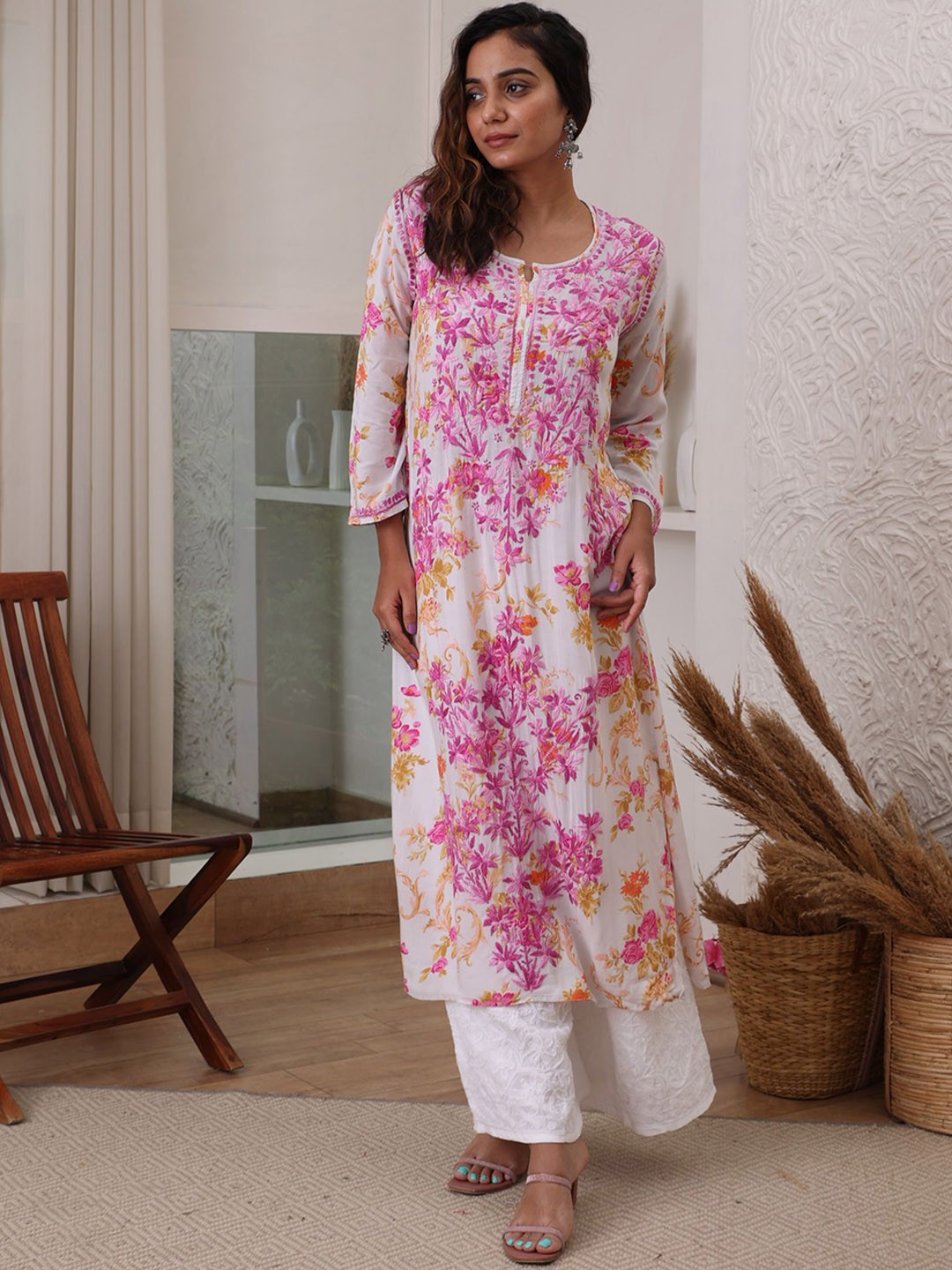 

Rangreza Ethnic Women Floral Embroidered Chikankari Straight Kurta, Pink