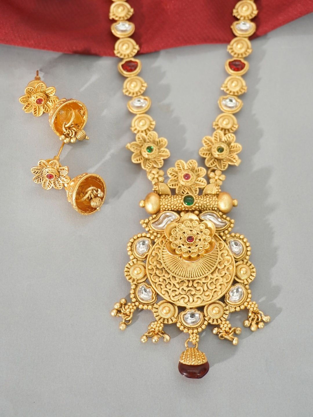

Niscka Gold-Plated Kundan Studded Jewellery Set