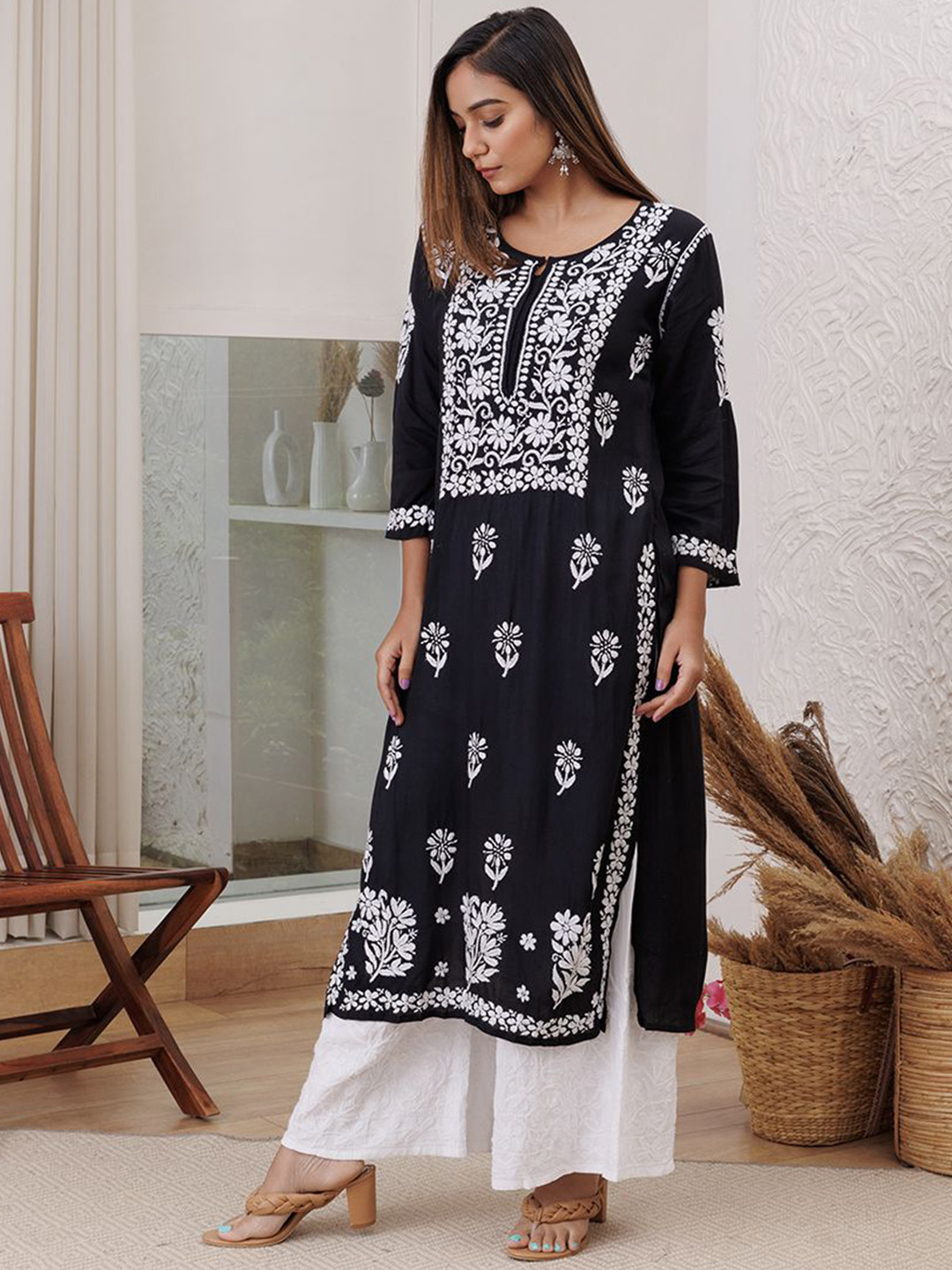 

Rangreza Ethnic Women Floral Embroidered Chikankari Straight Kurta, Black