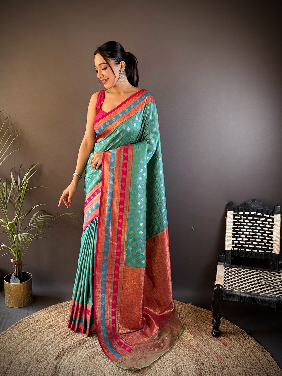 

HEER FASHION Woven Design Zari Banarasi Saree, Green