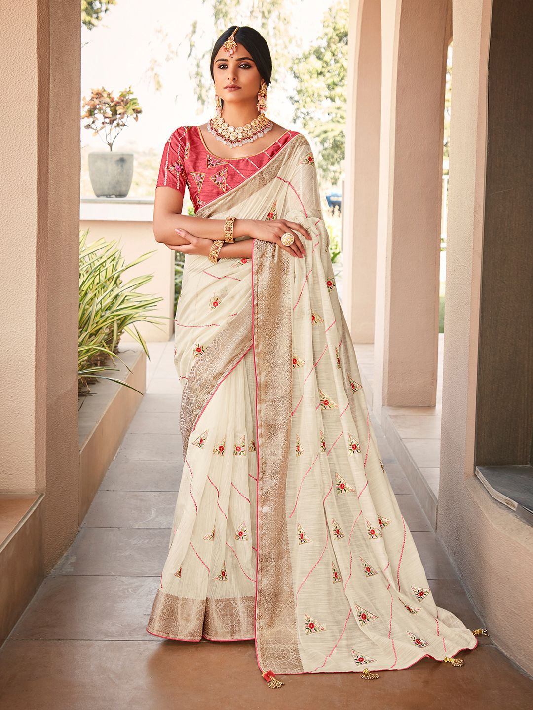 

Panzora Embellished Embroidered Saree, White