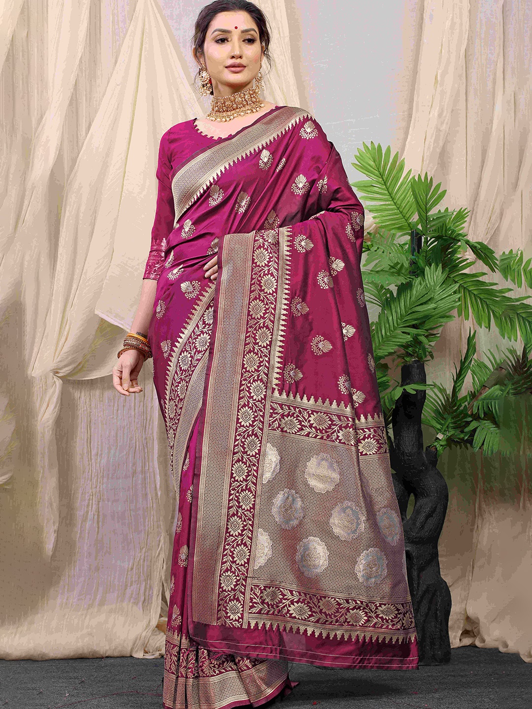 

amirat Woven Design Zari Pure Silk Banarasi Saree, Magenta