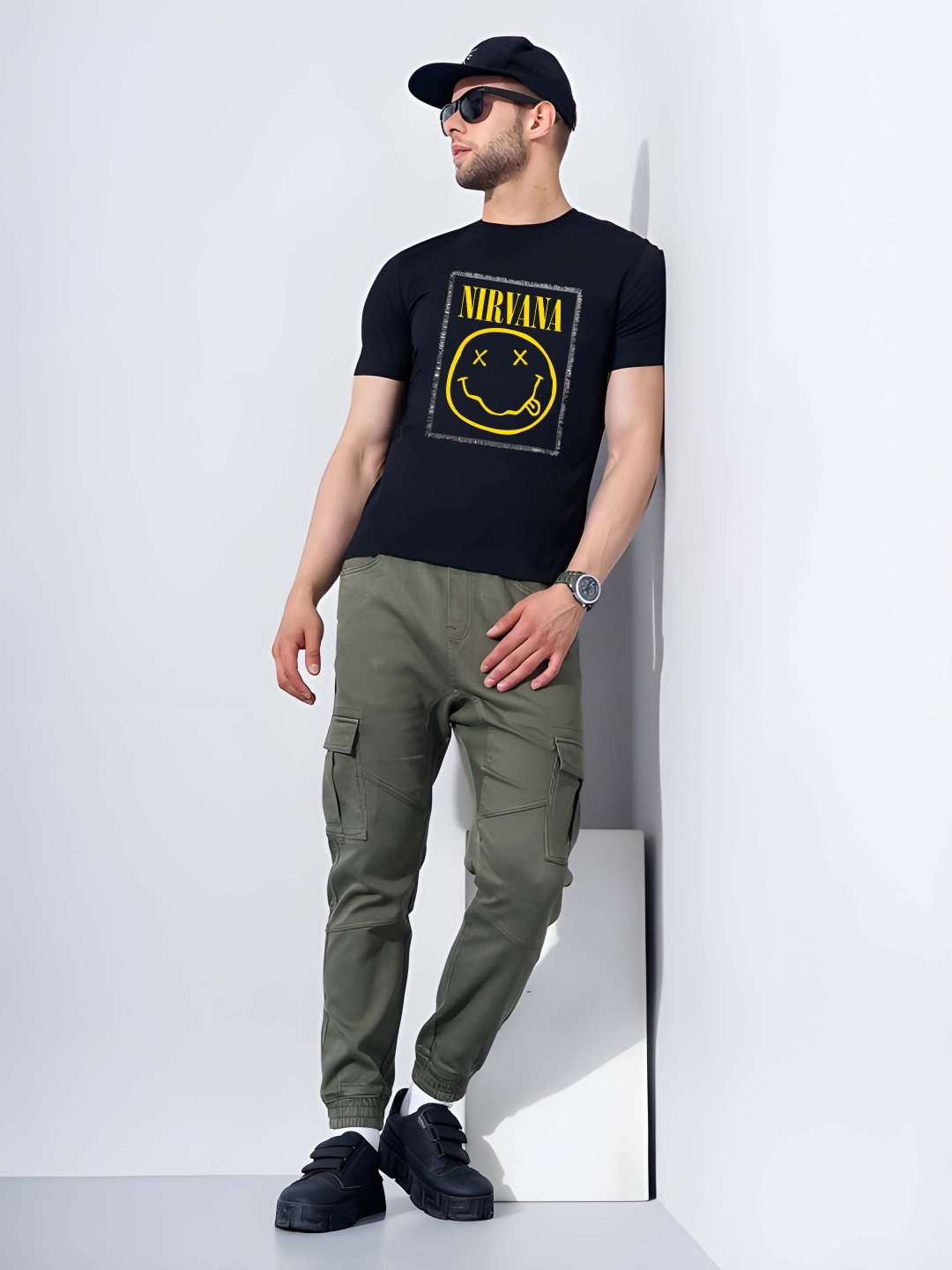 

BOWLIFESTYLE Men Graphic Printed Round Neck Cotton T-shirt, Black