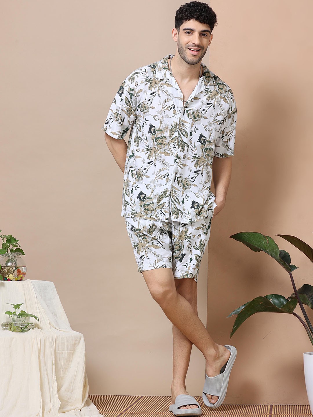 

HOUSE OF MAHNOTS Floral Printed Lapel Collar Shirt With Shorts, White