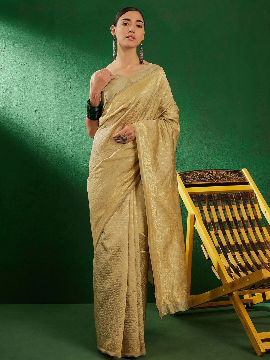 

DEVATITHI Woven Design Zari Beige Banarasi Silk Saree