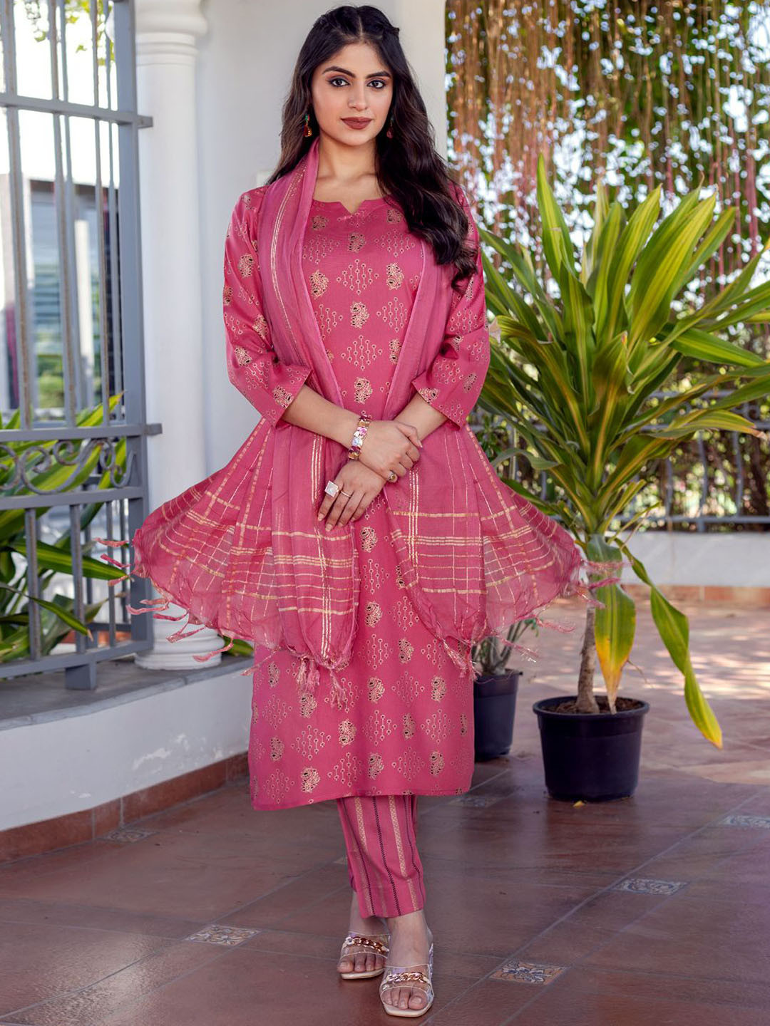 

ARADHNA Floral Printed Notch Neck Straight Kurta With Trousers & Dupatta, Purple