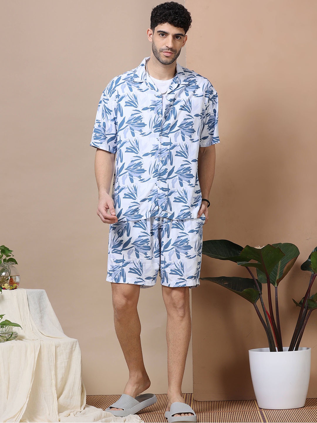 

HOUSE OF MAHNOTS Men Floral Printed Shirt Collar Shirt With Shorts, White