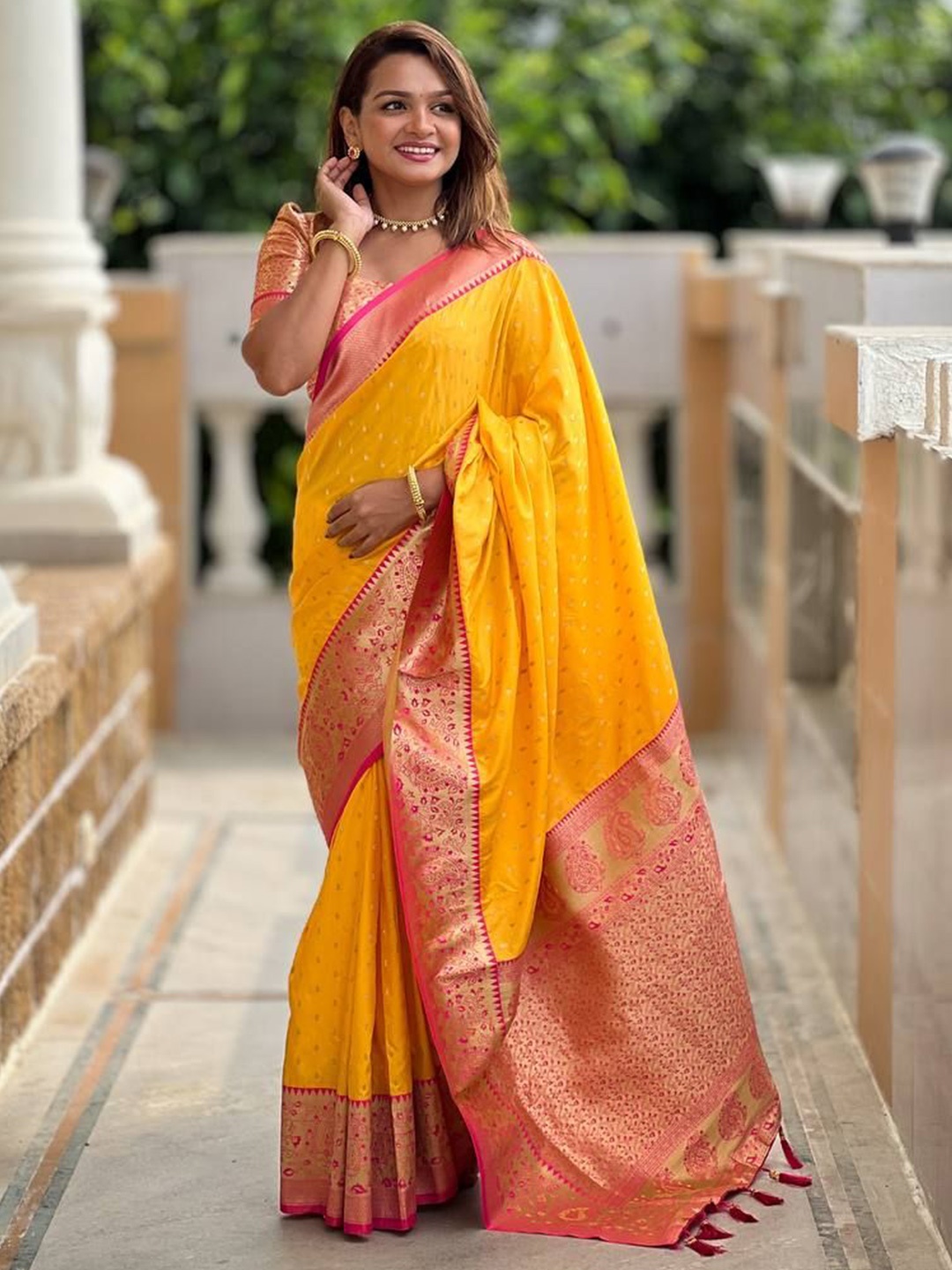

Kriyansh Woven Design Zari Banarasi Saree, Yellow