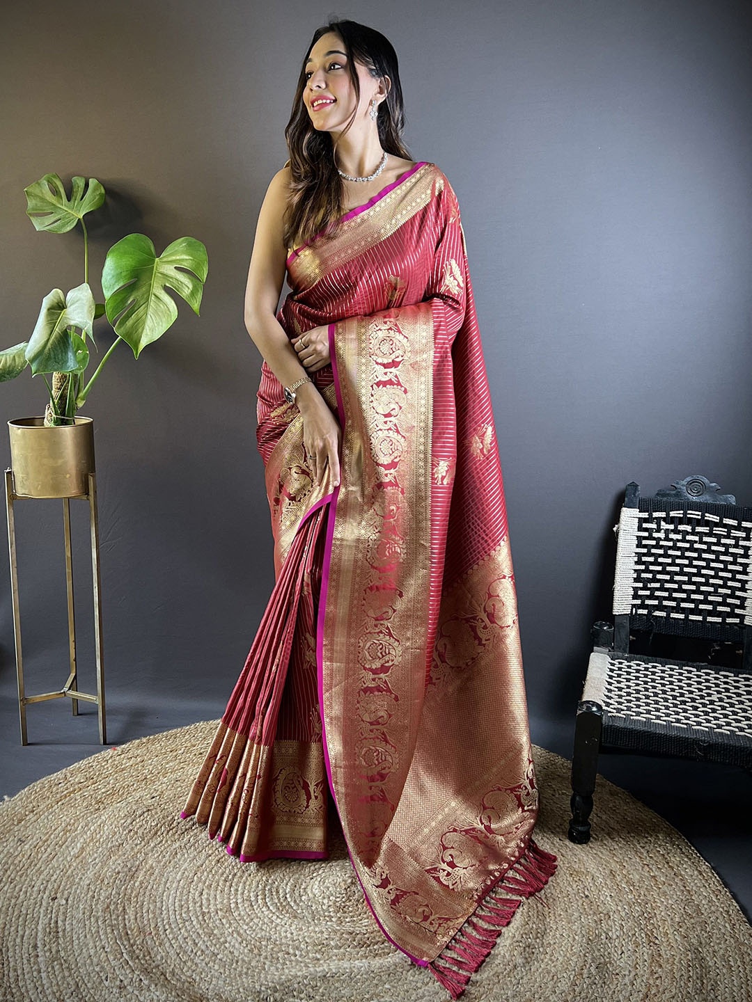 

HEER FASHION Woven Design Zari Silk Blend Kanjeevaram Saree, Maroon