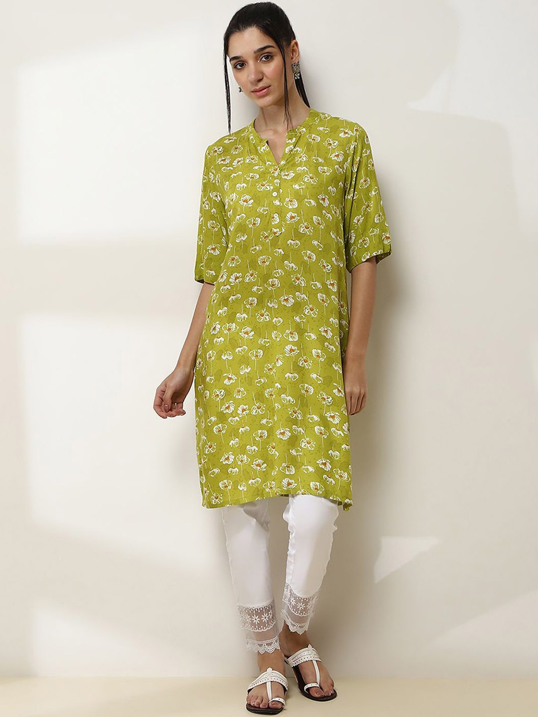 

Rangriti Floral Printed Mandarin Collar Straight Kurta, Green