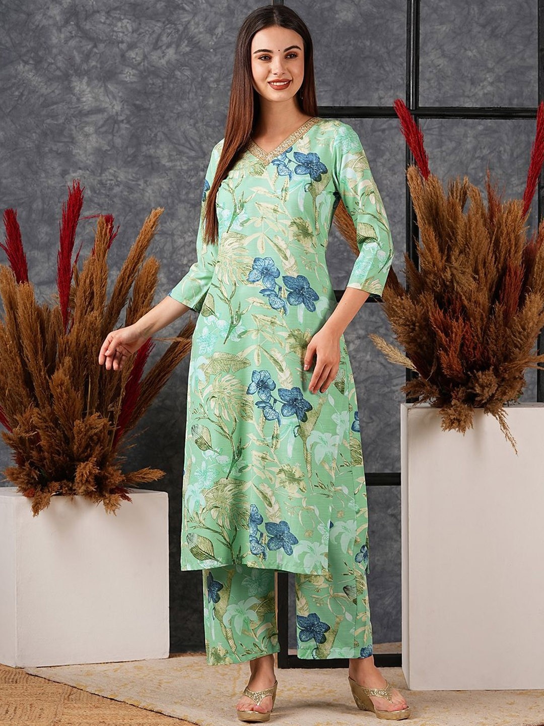 

DIVASTRI Floral Printed Gotta Patti V-Neck Straight Kurta With Palazzos, Green