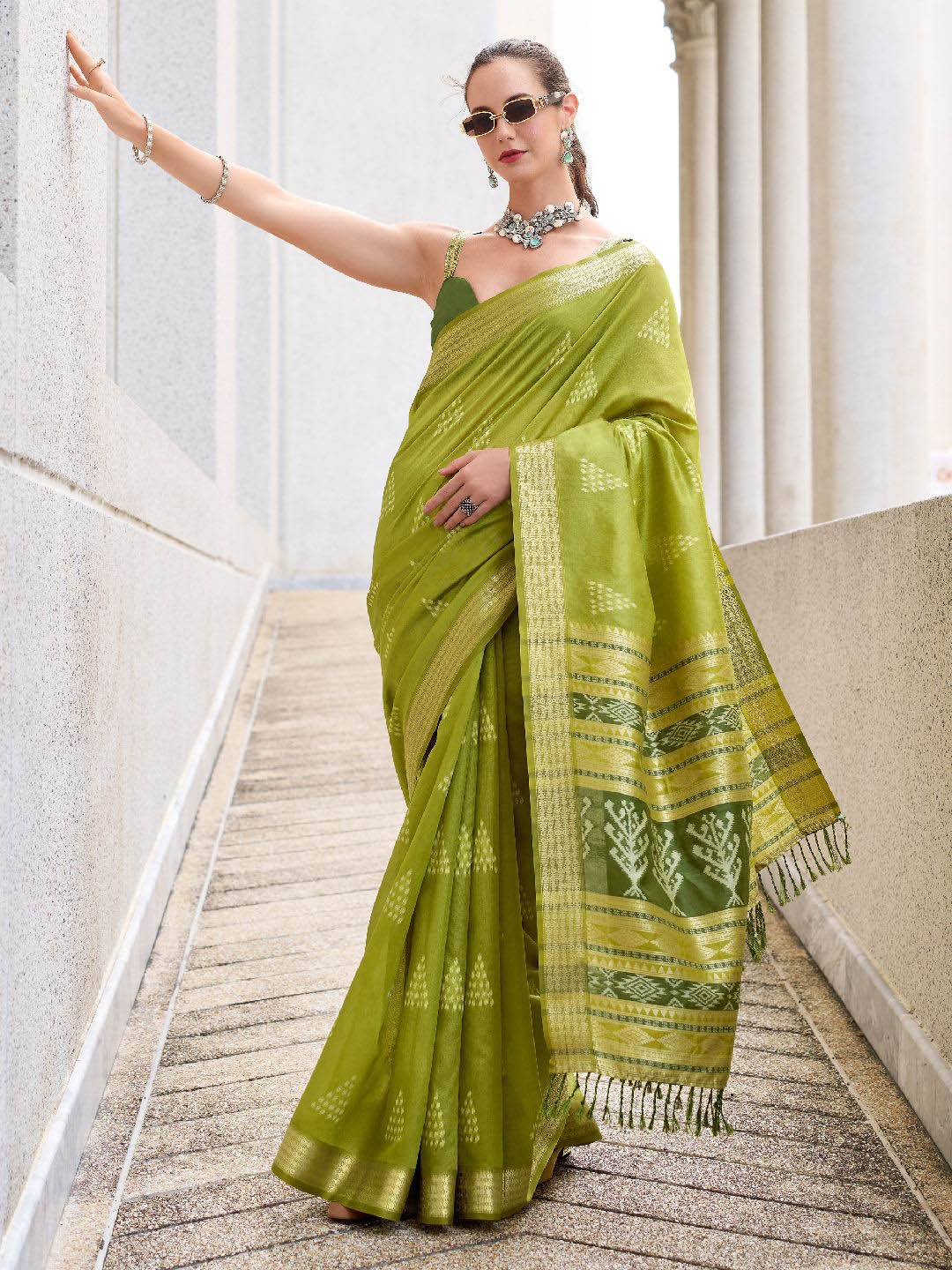 

Panzora Woven Design Saree With Blouse Piece, Green