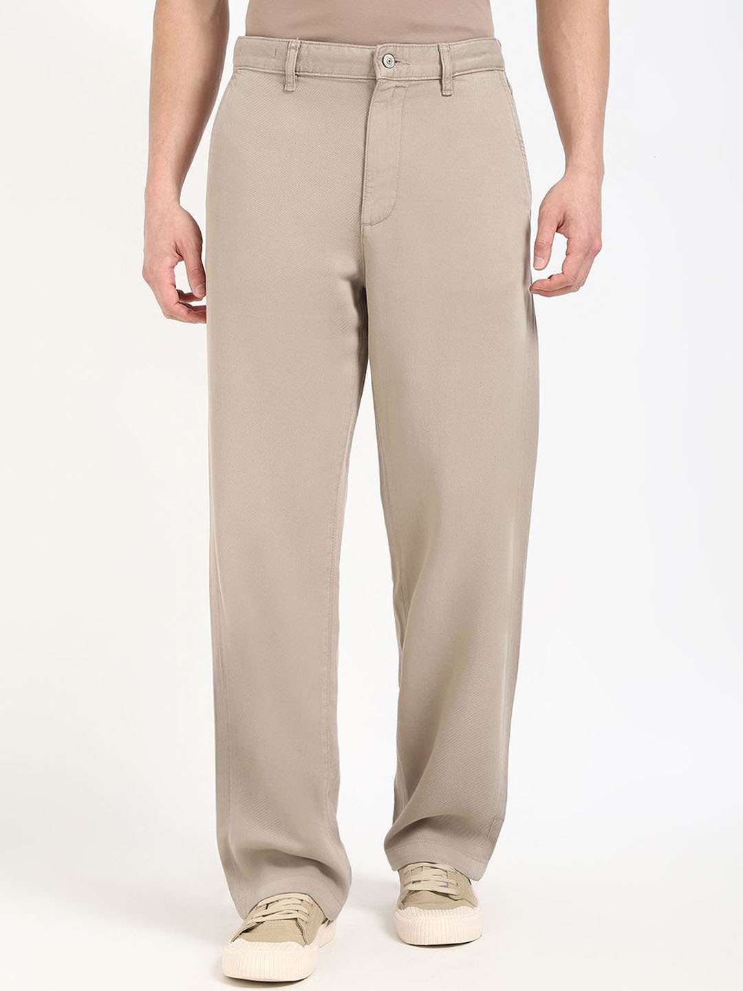

Calvin Klein Men Straight Fit Mid-RiseJeans, Silver