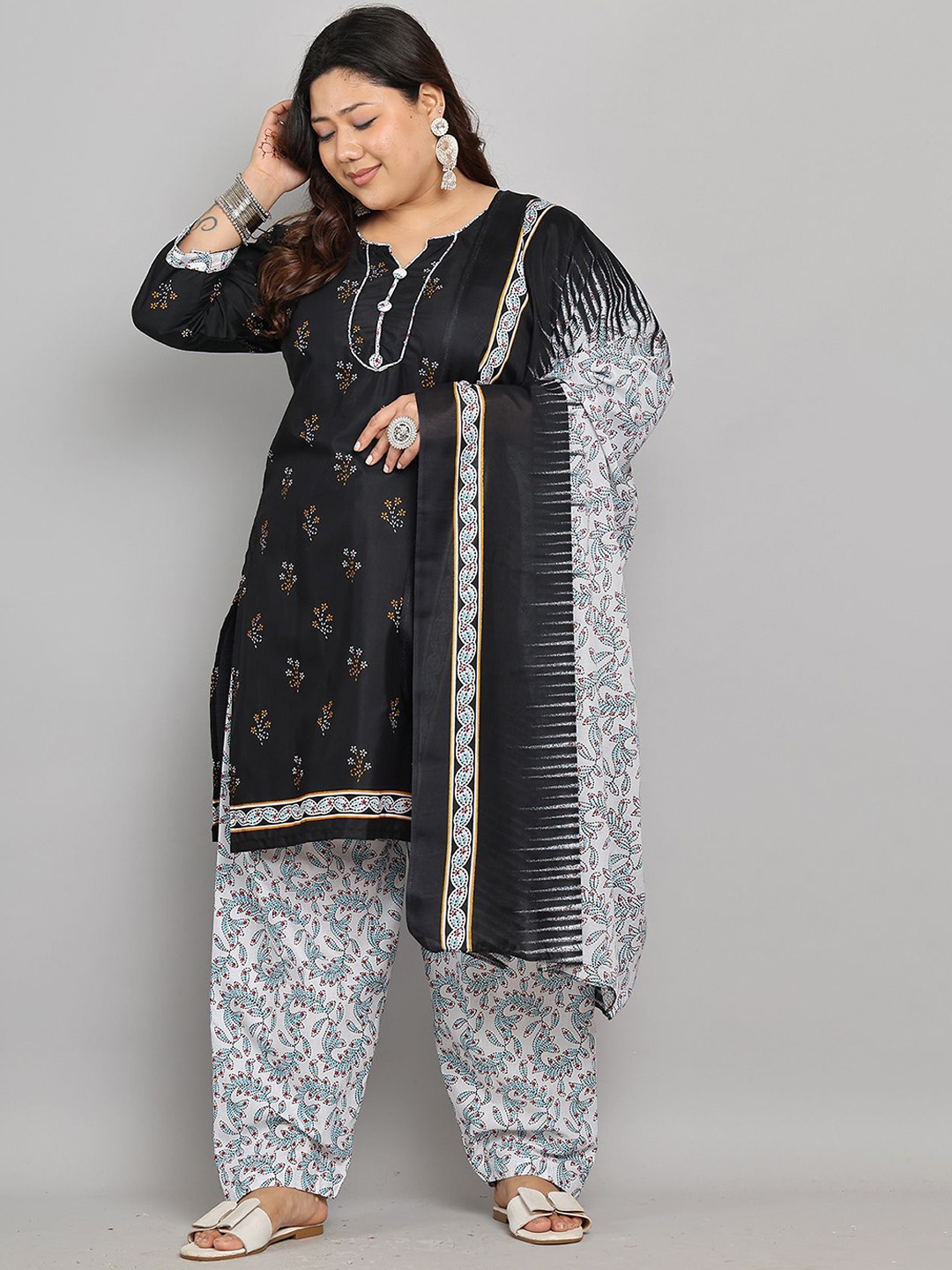 

Rajnandini Floral Printed Notch Neck Straight Kurta With Salwar & Dupatta, Black