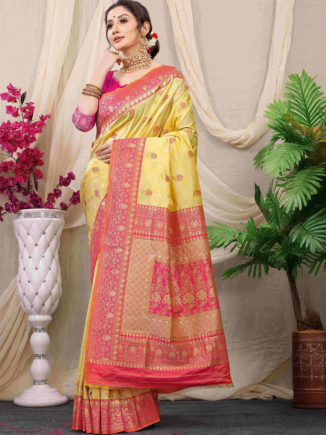 

amirat Woven Design Zari Pure Silk Banarasi Saree, Cream