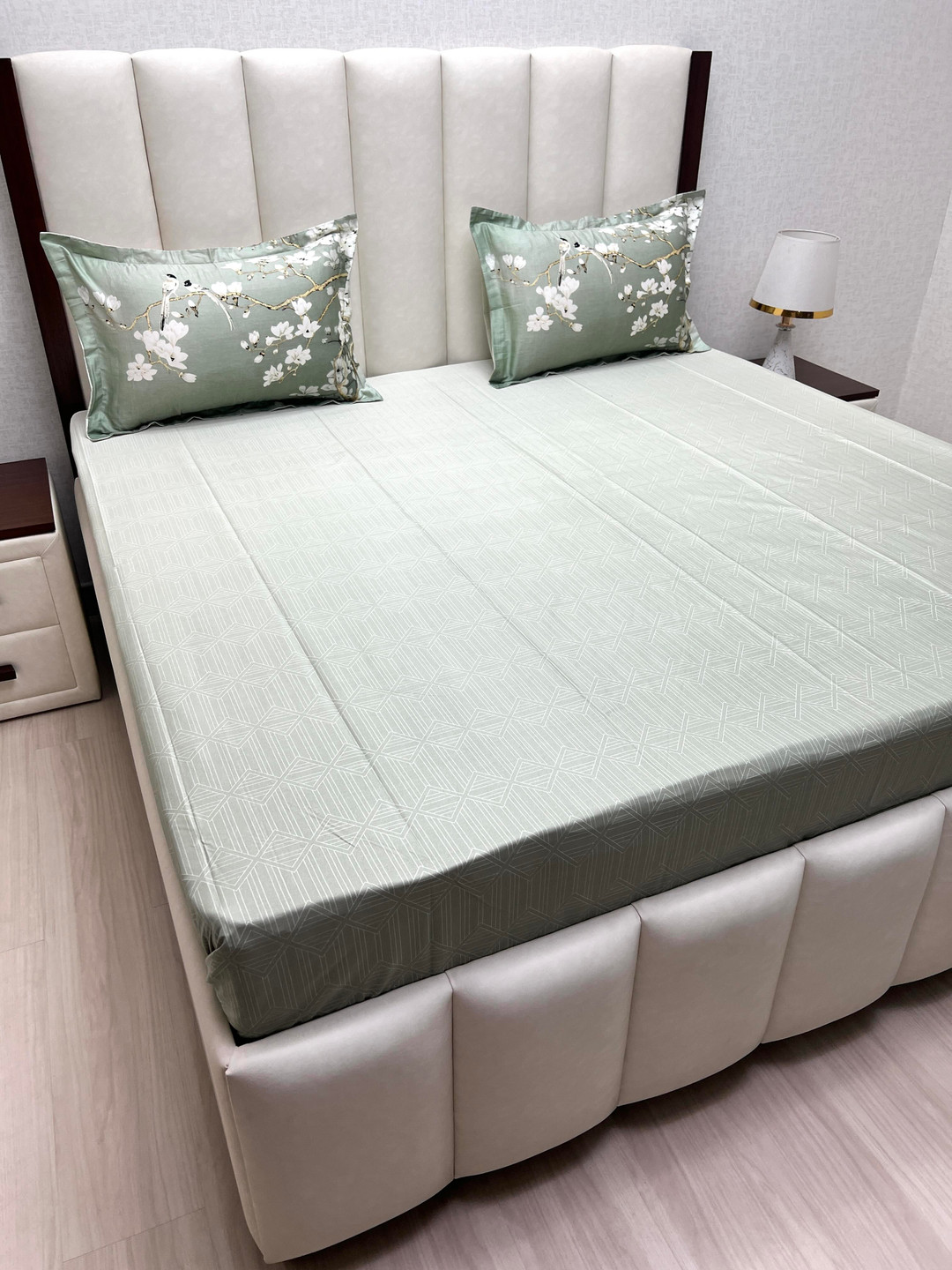 

Pure Decor Green & White Geometric Printed 240 TC Cotton King Bedsheet Set 2.74 m x 2.74 m