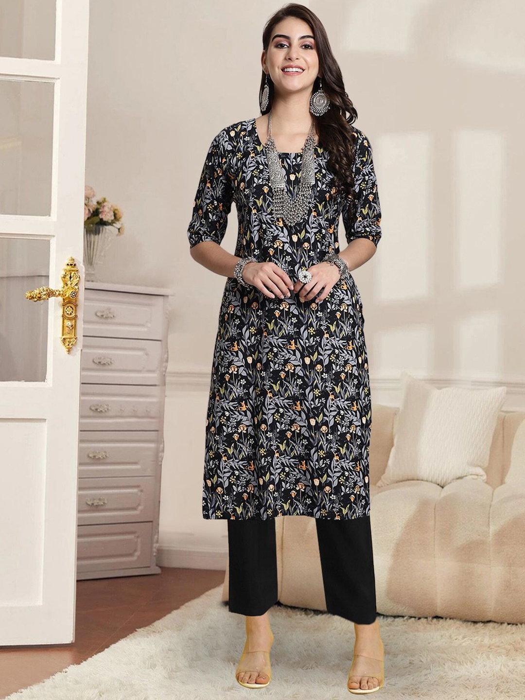 

7Threads Floral Printed Round Neck Straight Kurta With Trouser, Black