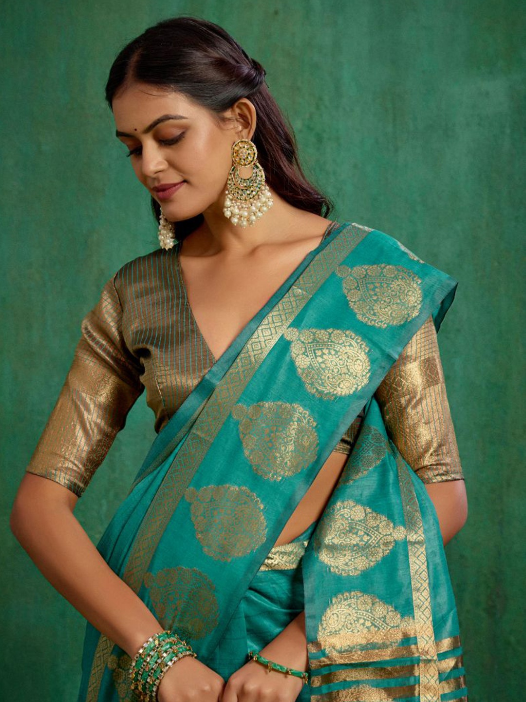 

Sangria Woven Design Saree With Blouse Piece, Green