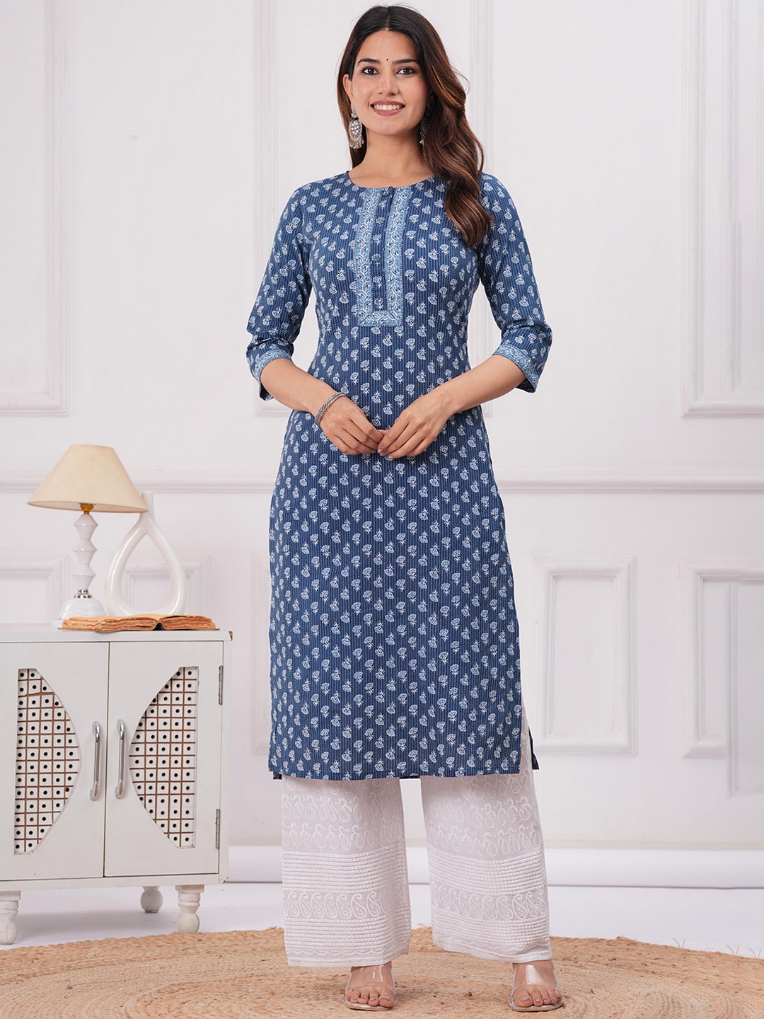 

Nayo Floral Printed Round Neck Pure Cotton Straight Kurta, Blue