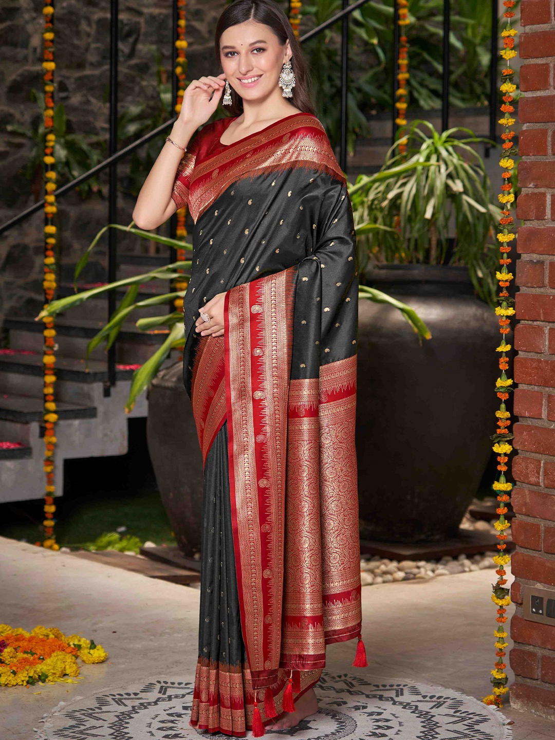 

SAREETHNIC Woven Design Zari Pure Silk Banarasi Saree, Black