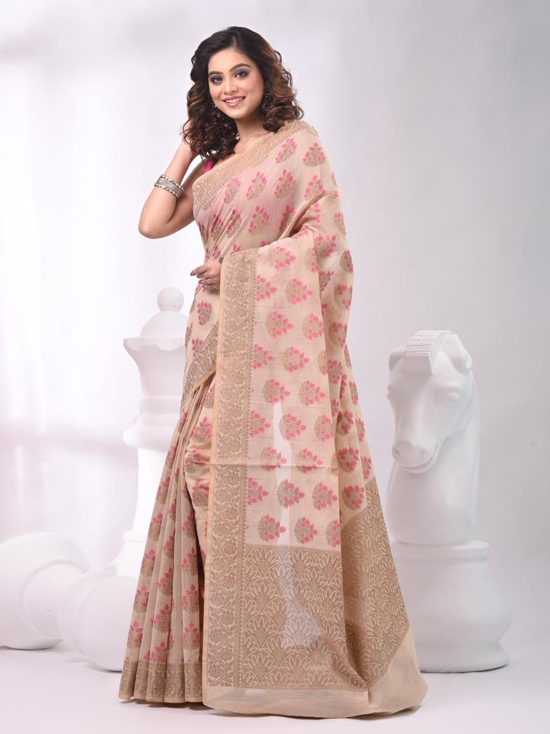 

VIBHAVARI Ethnic Motifs Zari Silk Blend Saree, Beige