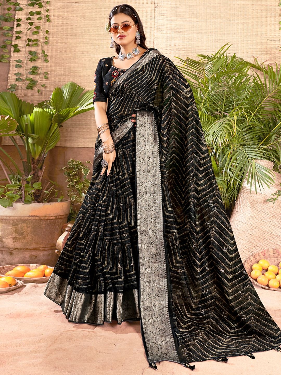 

Panzora Striped Woven Design Zari Saree, Black