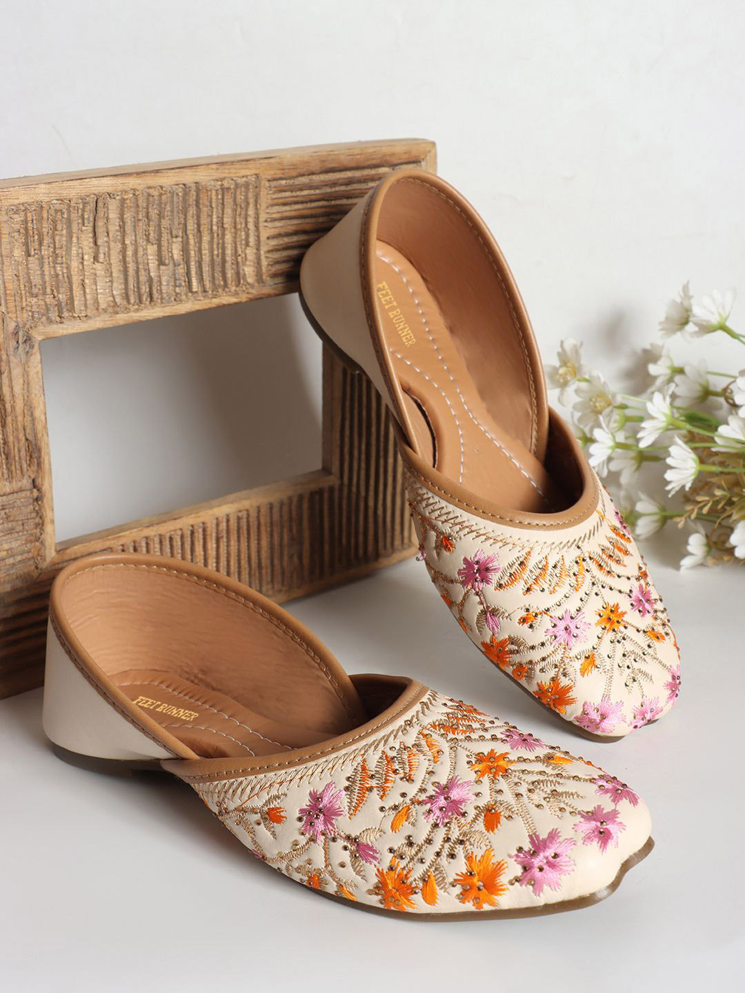 

FEET RUNNER Women Embellished Mojaris Flats, Off white