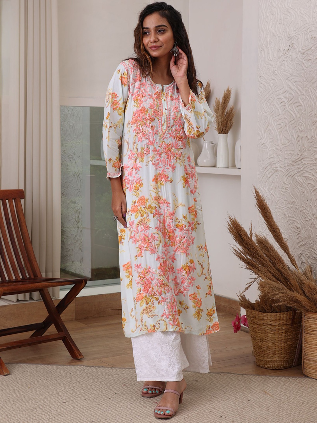 

Rangreza Ethnic Women Floral Embroidered Chikankari Straight Kurta, Peach