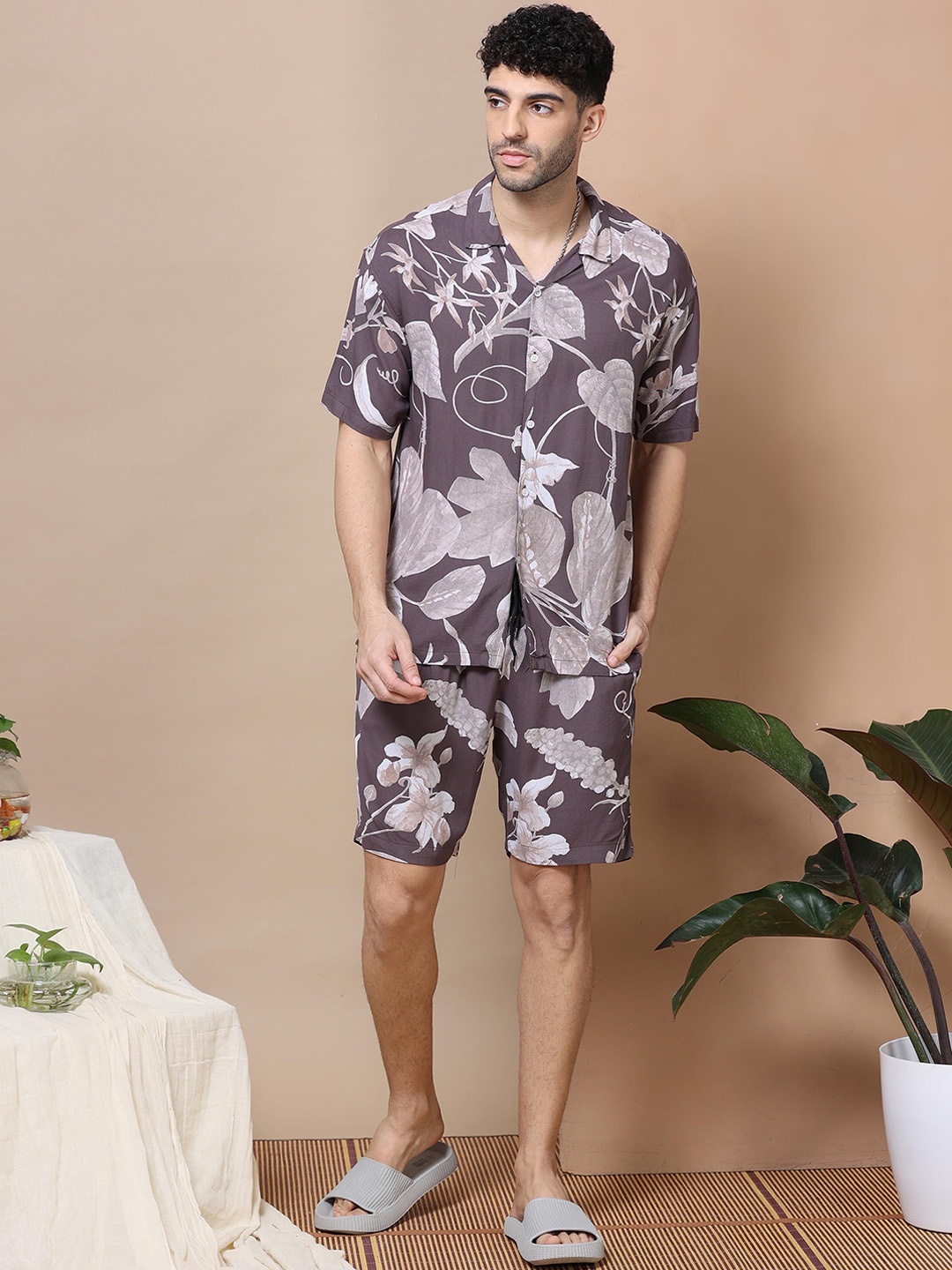 

HOUSE OF MAHNOTS Men Floral Printed Shirt Collar Shirt With Shorts, Lavender