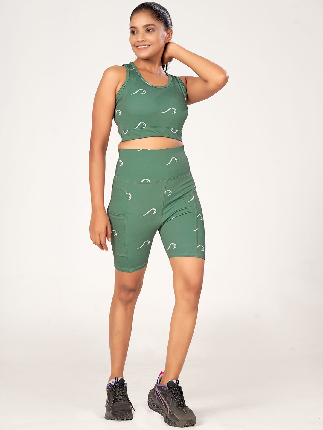 

POOJARAN Women Printed Mid-Rise Sleeveless Sports Tracksuits, Green