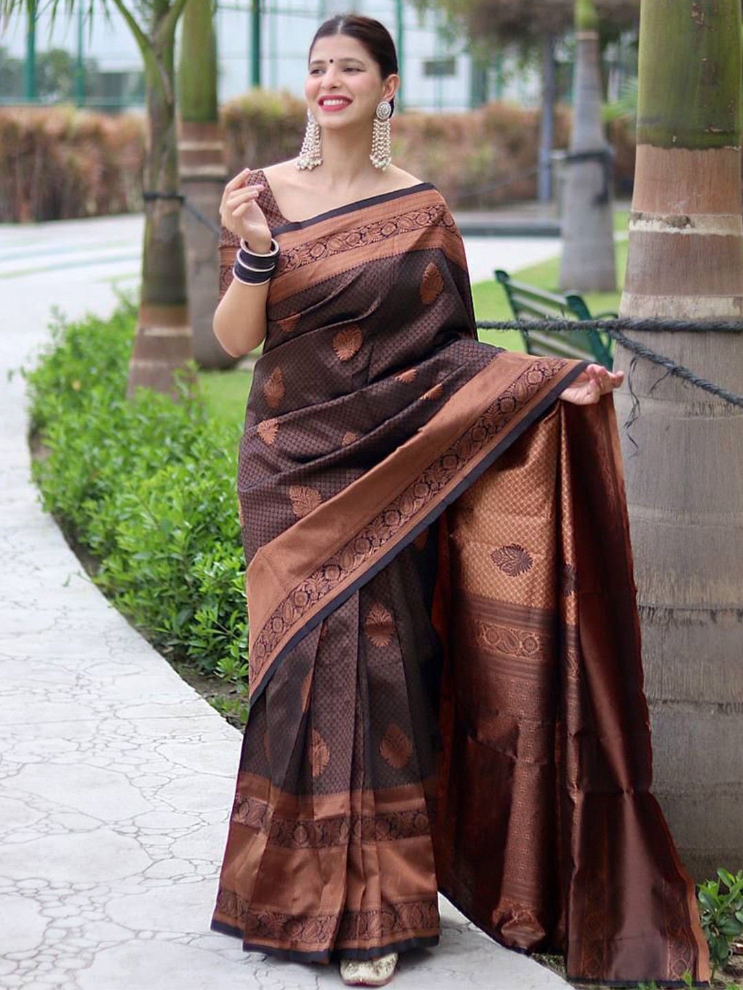 

bansari textiles Woven Design Zari Kanjeevaram Saree, Black