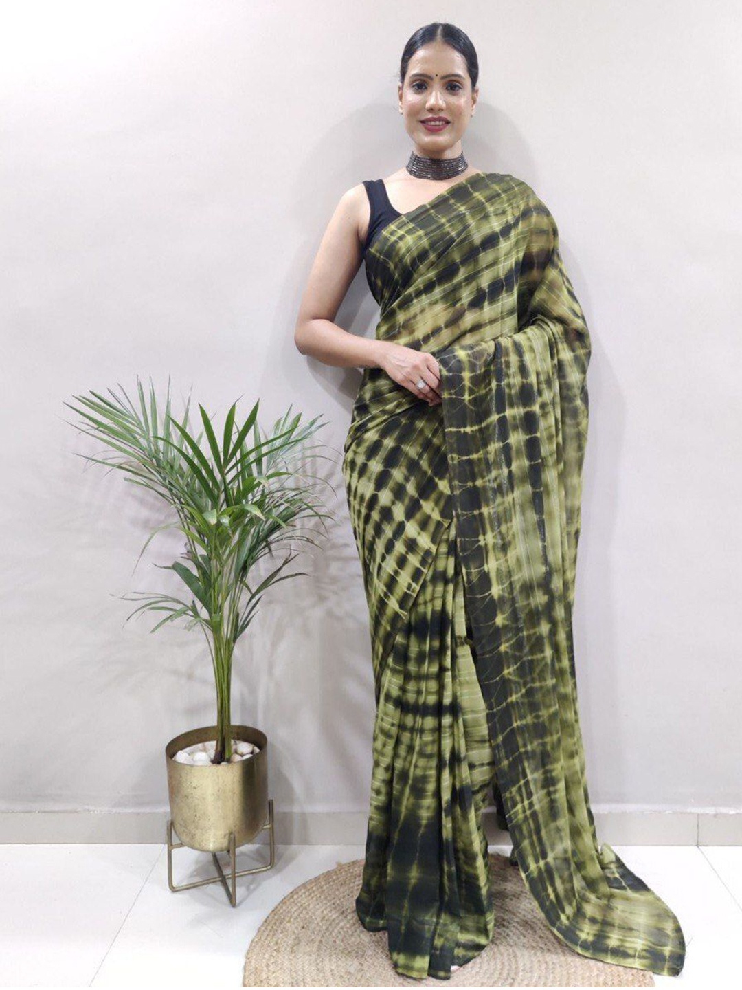

bansari textiles Dyed Tie and Dye Pure Cotton Saree, Green