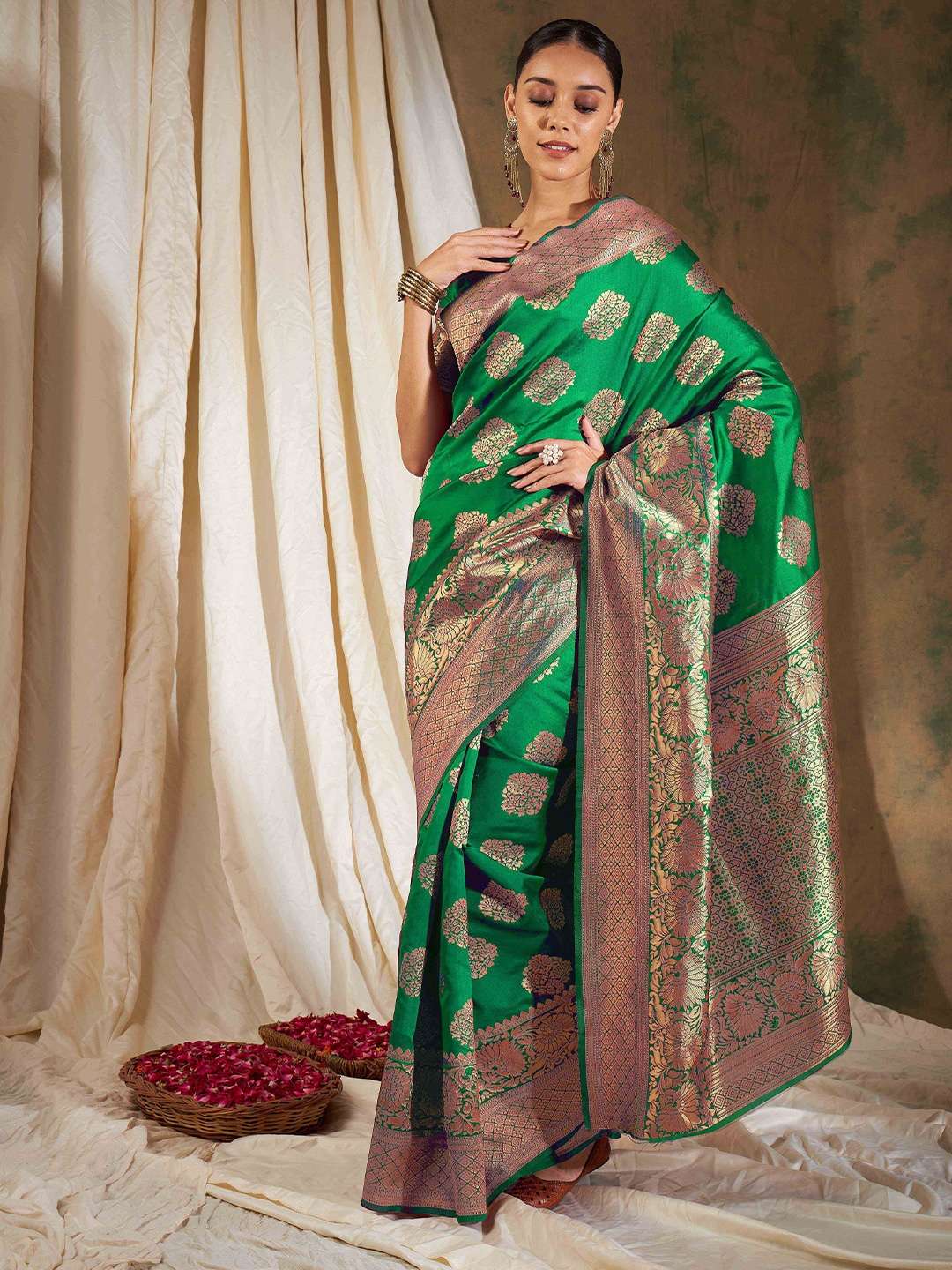 

DEVATITHI Floral Woven Design Zari Banarasi Saree, Green