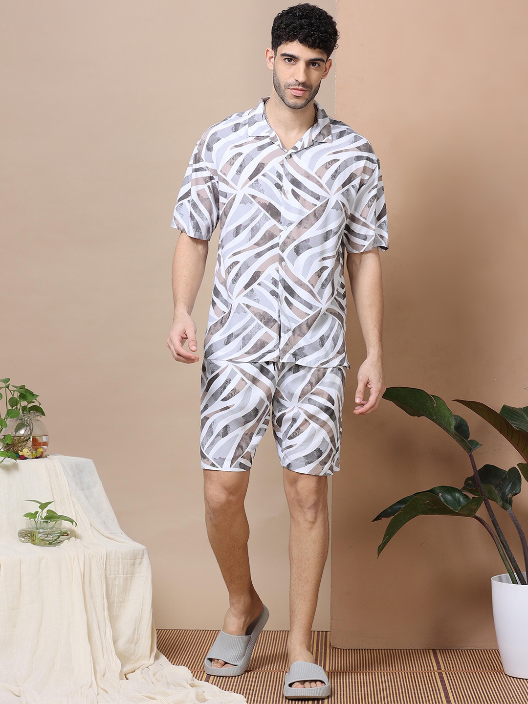 

HOUSE OF MAHNOTS Men Abstract Printed Shirt Collar Shirt With Shorts, White