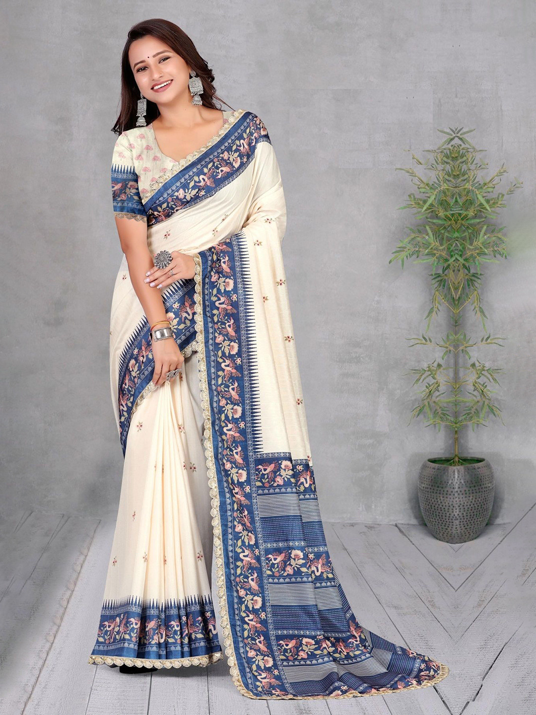 

Jaanvi Floral Gotta Patti Saree, Off white