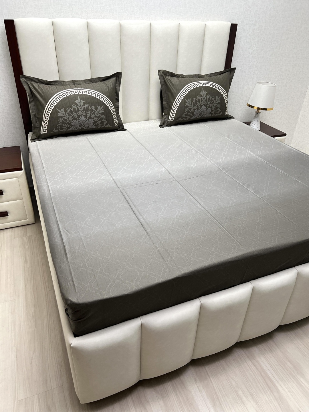 

Pure Decor Royal Majestic Grey Geometric 380 TC Cotton King Bedsheet Set 2.74 m x 2.74 m