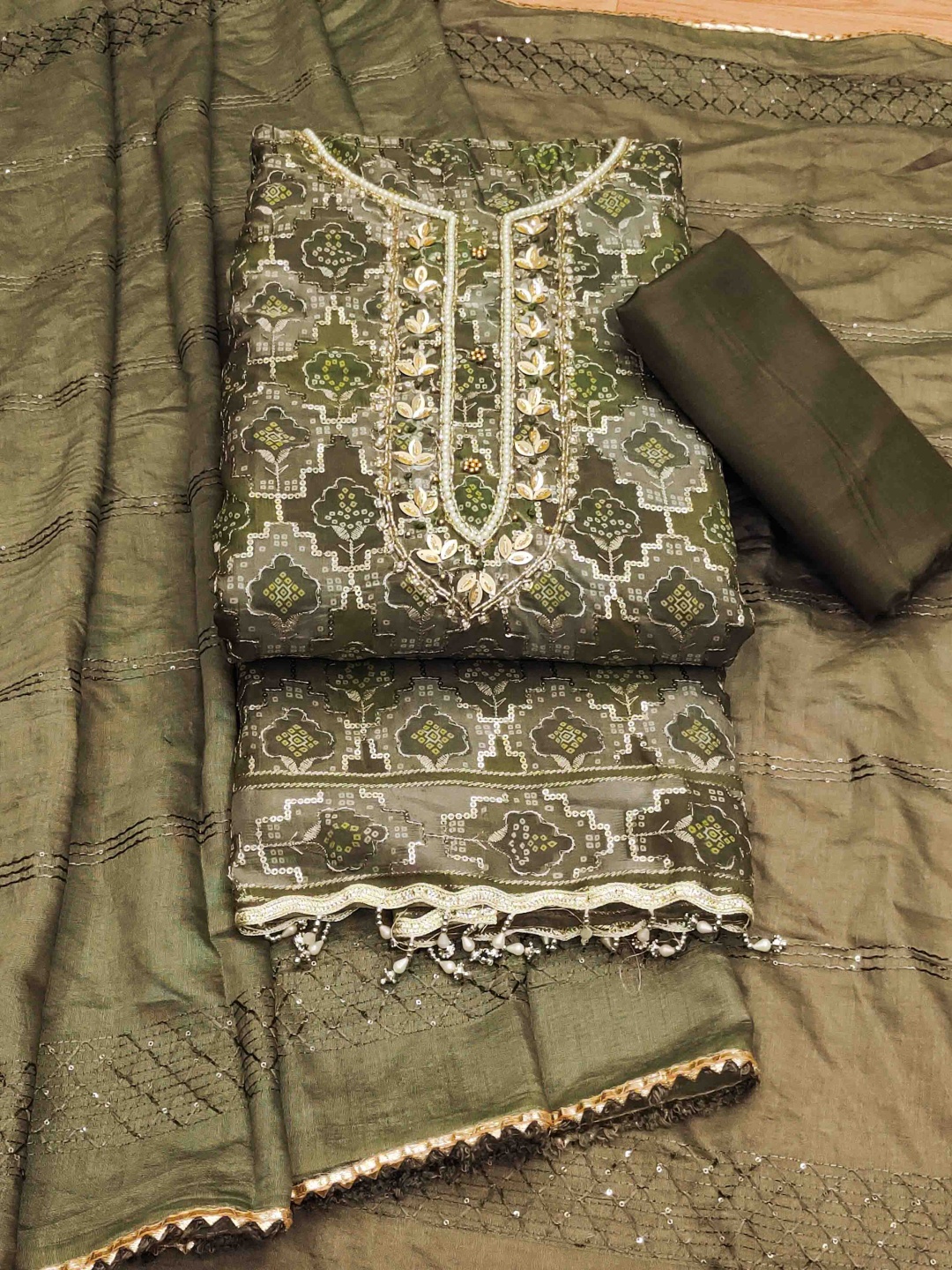 

Blissta Ethnic Motifs Printed Sequinned Organza Unstitched Dress Material, Green
