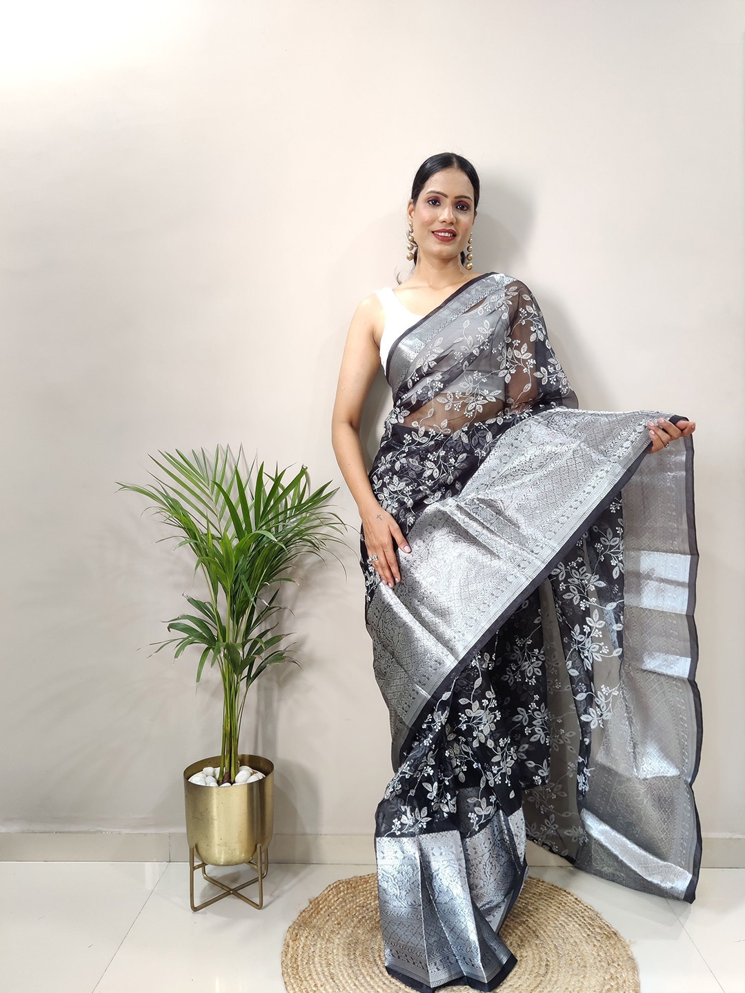 

bansari textiles Woven Design Floral Embroidered Zari Organza Kota Saree, Black