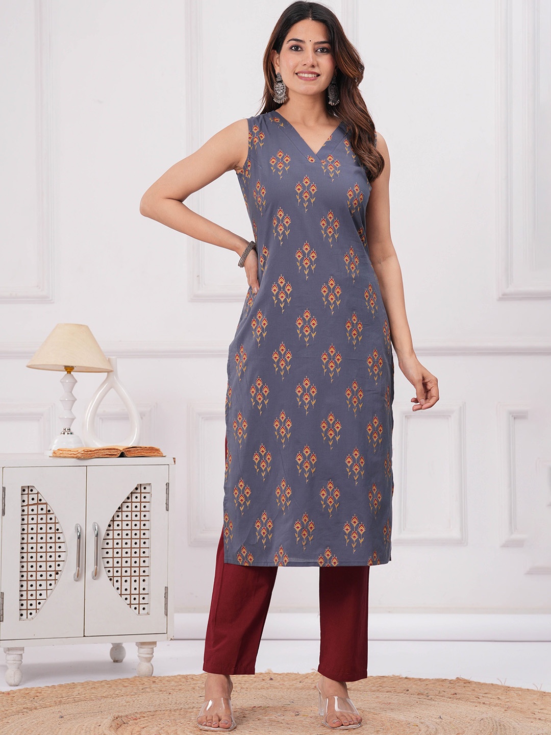 

Nayo Floral Printed Sleeveless V-Neck Pure Cotton Straight Kurta, Grey