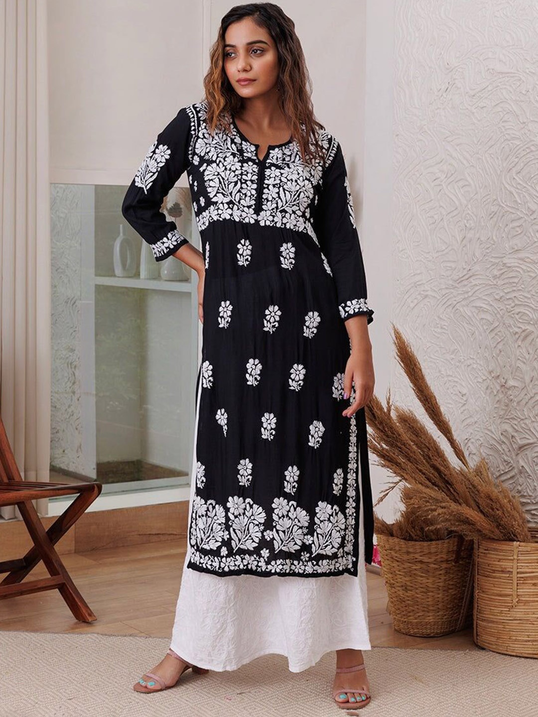 

Rangreza Ethnic Women Floral Embroidered Chikankari Straight Kurta, Black