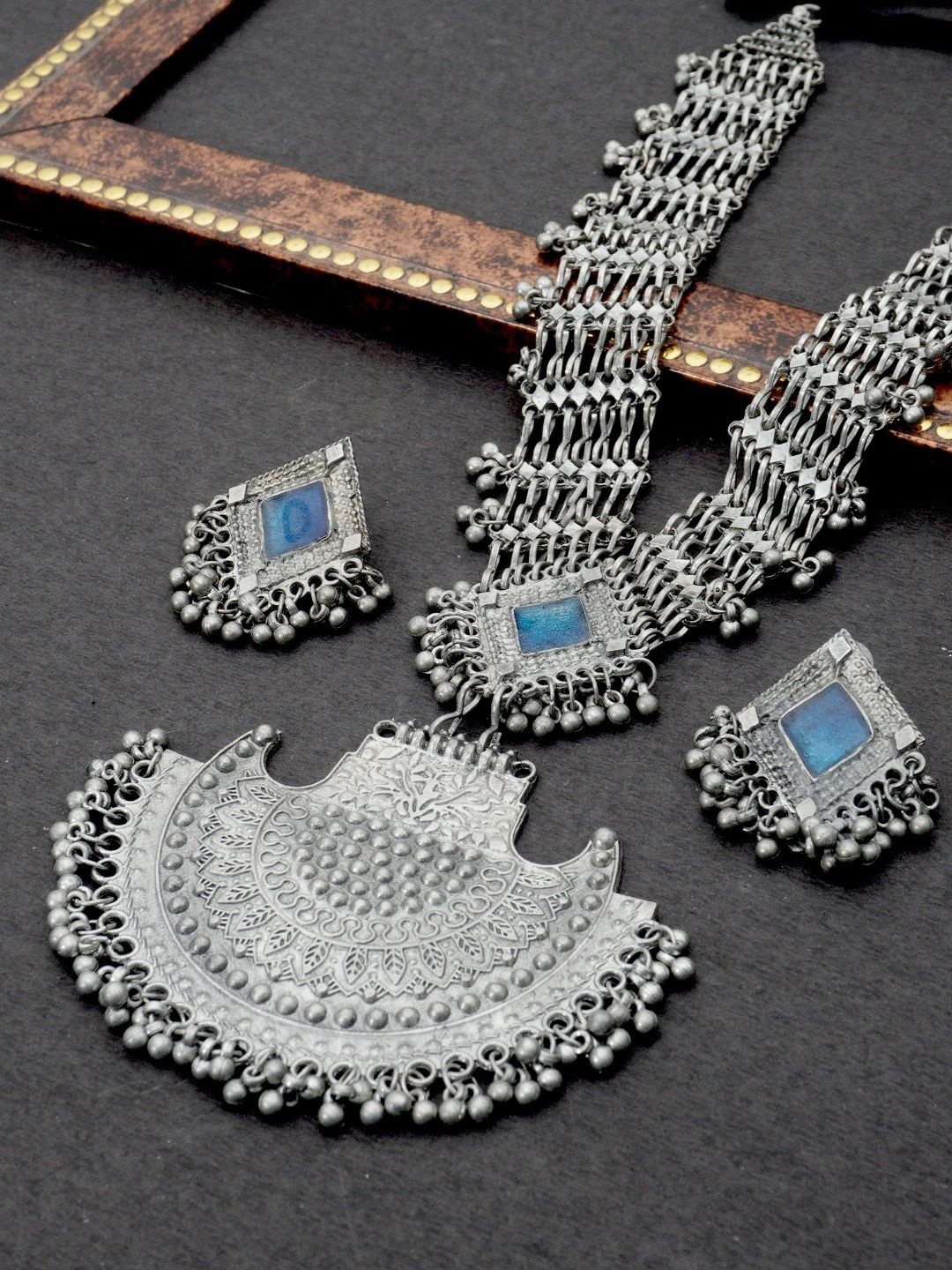 

Niscka Silver-Plated Artificial Stones Studded And Beaded Jewellery Set